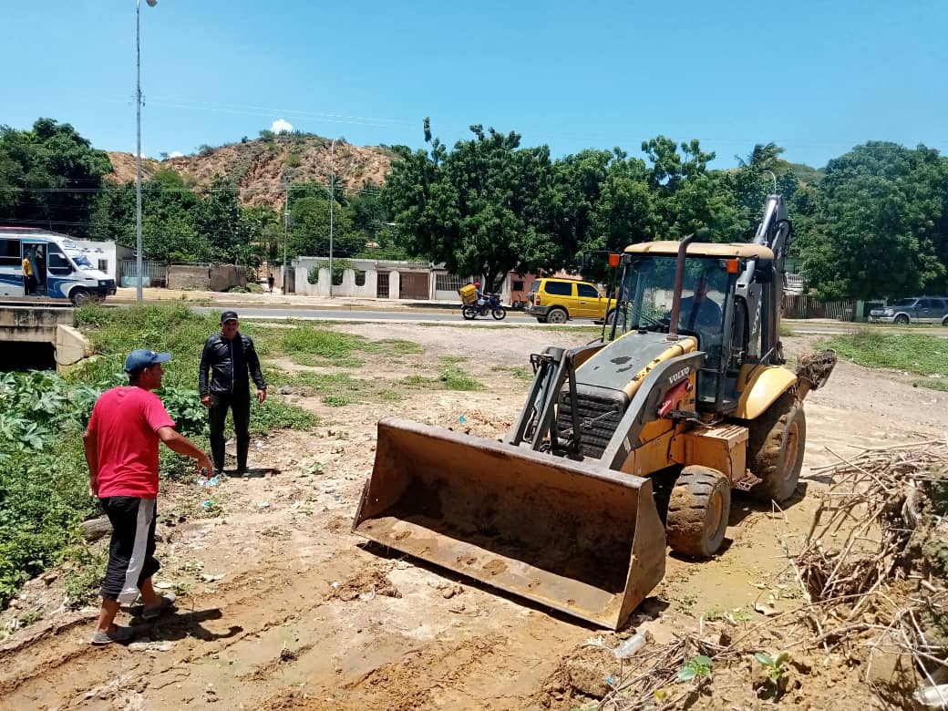 #Hoy 👉 || El equipo de @servisucreg, lleva a cabo mantenimiento al canal de drenaje de agua natural, en la comunidad Ezequiel Zamora. Sector Boca de Sabana, parroquia Santa Inés del municipio Sucre.

@GPintoVzla 
<a href="/Echeverria_psuv/">Santiago Echeverria</a> 
@Gobierno_Sucre 

#PatriaUnidaDePaz