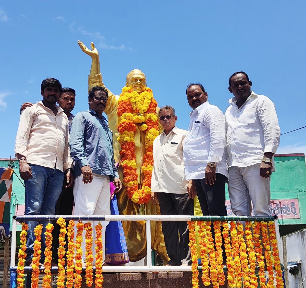 SaleemSk796's tweet photo. రాజన్న వర్ధంతి సంధర్భంగా మా భట్టిప్రోలు మండలంలోని భట్టిప్రోలు, సూరేపల్లి, పల్లెకోన గ్రామాల్లో స్థానిక ప్రజాప్రతినిధులతో కలిసి నివాళులర్పిస్తూ..

పెద్దాయనా పెద్దాయనా నువ్వు వేయ్యేళ్ళు వర్ధిల్లూ పెద్దాయనా.. జోహార్లు రాజన్న జోహార్లు..

#YSRVardanthi #YSRLivesOn #YSRLegacy https://t.co/sY6dL3H9yI