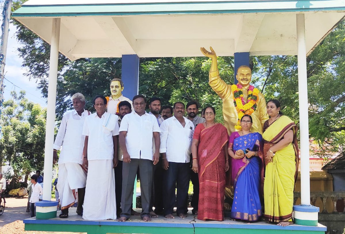 SaleemSk796's tweet photo. రాజన్న వర్ధంతి సంధర్భంగా మా భట్టిప్రోలు మండలంలోని భట్టిప్రోలు, సూరేపల్లి, పల్లెకోన గ్రామాల్లో స్థానిక ప్రజాప్రతినిధులతో కలిసి నివాళులర్పిస్తూ..

పెద్దాయనా పెద్దాయనా నువ్వు వేయ్యేళ్ళు వర్ధిల్లూ పెద్దాయనా.. జోహార్లు రాజన్న జోహార్లు..

#YSRVardanthi #YSRLivesOn #YSRLegacy https://t.co/sY6dL3H9yI