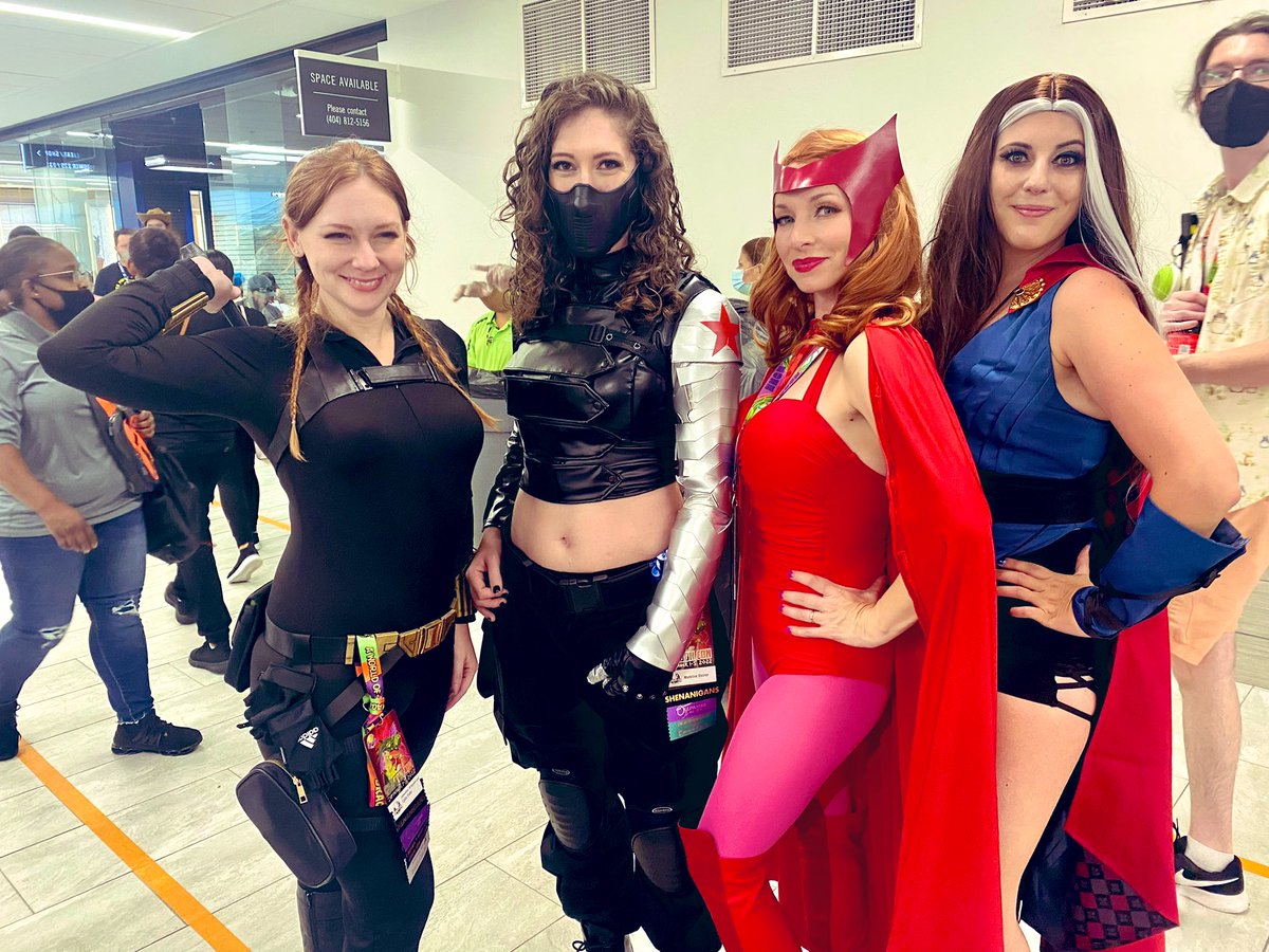 MCUCast's tweet image. We ran into more Avengers. #strandedpanda #DragonCon2022