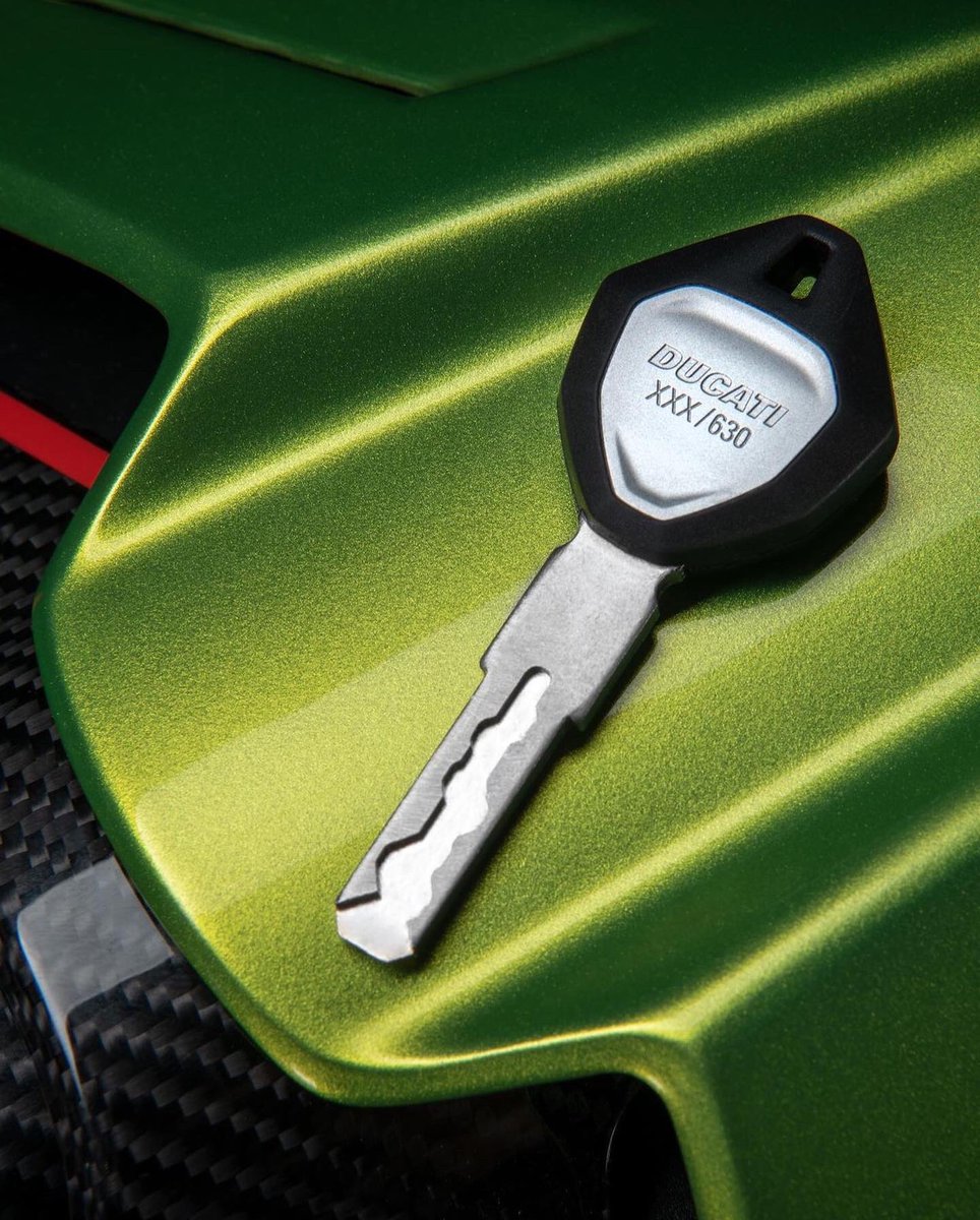 _Motorette's tweet photo. Ducati presenta su primer modelo 2023: la #StreetfighterV4Lamborghini una edición especial de 630 + 63 unidades en sinergia con la marca #lamborghini y más excéntrica no podía ser… solo $1,430,000 para traerla a México. ¿Quién dice yo? @DucatiMotor #motolife #motoretteclub https://t.co/vyIgYlgUAc