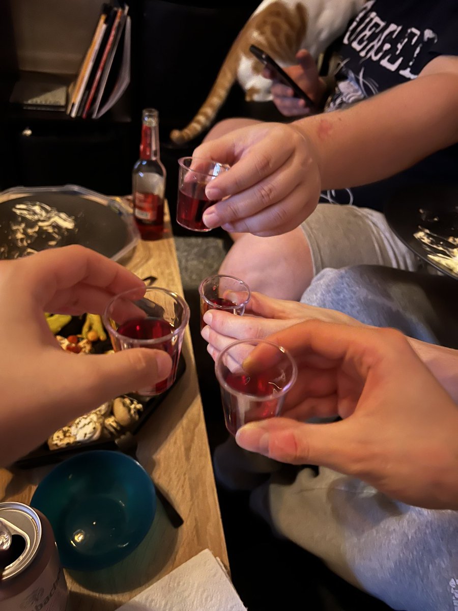 renai (@cosplaysaurus) on Twitter photo Für jedes „Würfel mal auf Humor“ .. Prost!
#SpitzeStifte #Ultracore
<a href="/TheRocketBeans/">Rocket Beans TV</a> <a href="/DerHauge/">Hauke</a> <a href="/boedefeld_/">Nils Bomhoff</a> Für jedes „Würfel mal auf Humor“ .. Prost!
#SpitzeStifte #Ultracore
<a href="/TheRocketBeans/">Rocket Beans TV</a> <a href="/DerHauge/">Hauke</a> <a href="/boedefeld_/">Nils Bomhoff</a>