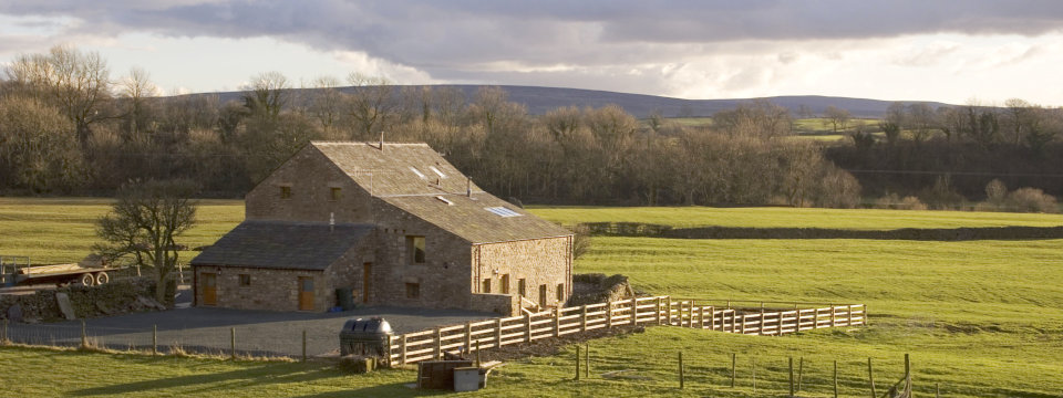 Lundholme offers 2 holiday cottages &amp; a static caravan at their working beef and sheep farm at Ingleton. You're welcome to see the cows, stroke the calves &amp; horses and pet the lambs. 🐑🐴🐄 Go to YorkshireNet at yorkshirenet.co.uk/stayat/lundhol… for more info