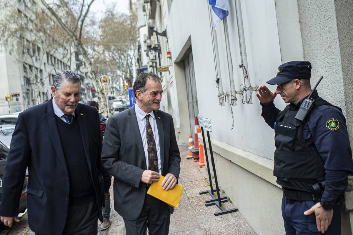 Crysol8's tweet photo. El coronel retirado Antonio Romanelli (conocido como El pisahuevos en el Penal de Libertad, jefe de Barracas durante el terrorismo de Estado) es el asesor de seguridad del general retirado Guido Manini Ríos. Foto de La diaria https://t.co/BpkwE9OlsQ