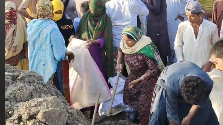 هاء ڙي ٻڍڙي امان
هي تصوير سنڌ جي ڪاموري، يوسي سطح جي بااثر سياسي نمائندن کان قومي ۽ صوبائي ميمبرن جي منهن تي ٽي لڳل چماٽ کان گھٽ ناهي،
سندن نااهلي ۽ حرام کائڻ جي  حوس اڄ منهنجي هن امڙ کي ايترو مجبور ۽ بيوس ڪيو اٿس
#سنڌ_جي_پڪار
#flood
#SindhGovernment
#rainfloodvictims