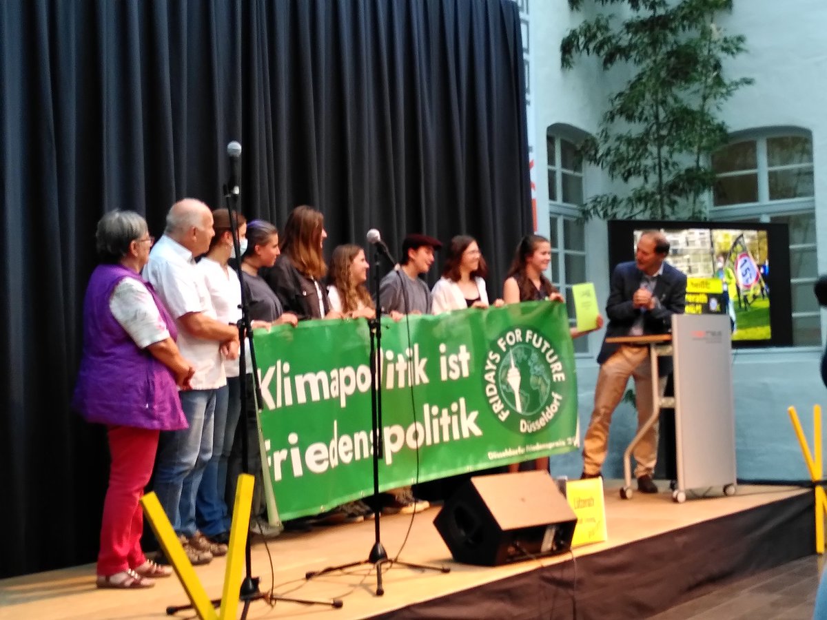Heute Abend wurde @fff_duesseldorf der #Düsseldorfer #Friedenspreis verliehen. Es hat mich sehr gefreut dabei zu sein. Besonders geehrt hat es mich, die Laudatio für diese bewundernswerte Bewegung zu halten. #ClimateJustice #FridaysForFuture #Klimakrise