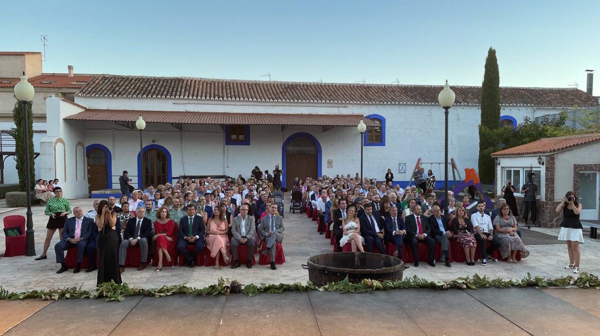 fmartinezarroyo's tweet photo. 📸 Uno de los momentos del año. Volver a sonreírnos, mirándonos cara a cara. 🍷 ‘Fiestas de la Vendimia y el Vino’ de #Valdepeñas junto al alcalde #JesusMartin y la portavoz y ministra @isabelrguez. https://t.co/m1g4vi7IPE