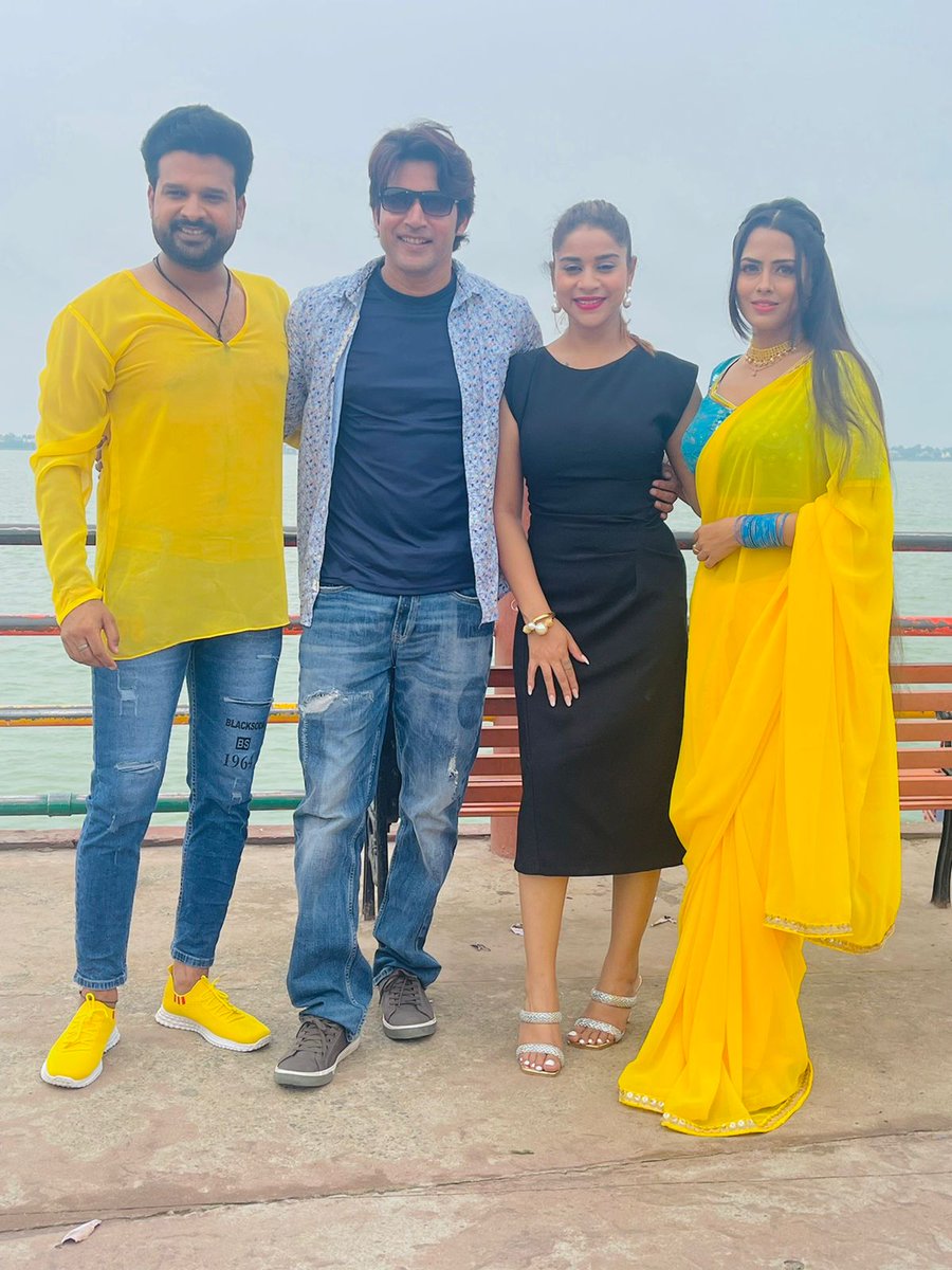 ayazkhanactor's tweet photo. गोरखपुर में shooting कर रहा हूँ #तमन्ना एक प्रेम कथा #riteshpanday #ayazkhan #richa #anaragupta https://t.co/EyOyPKfAX9