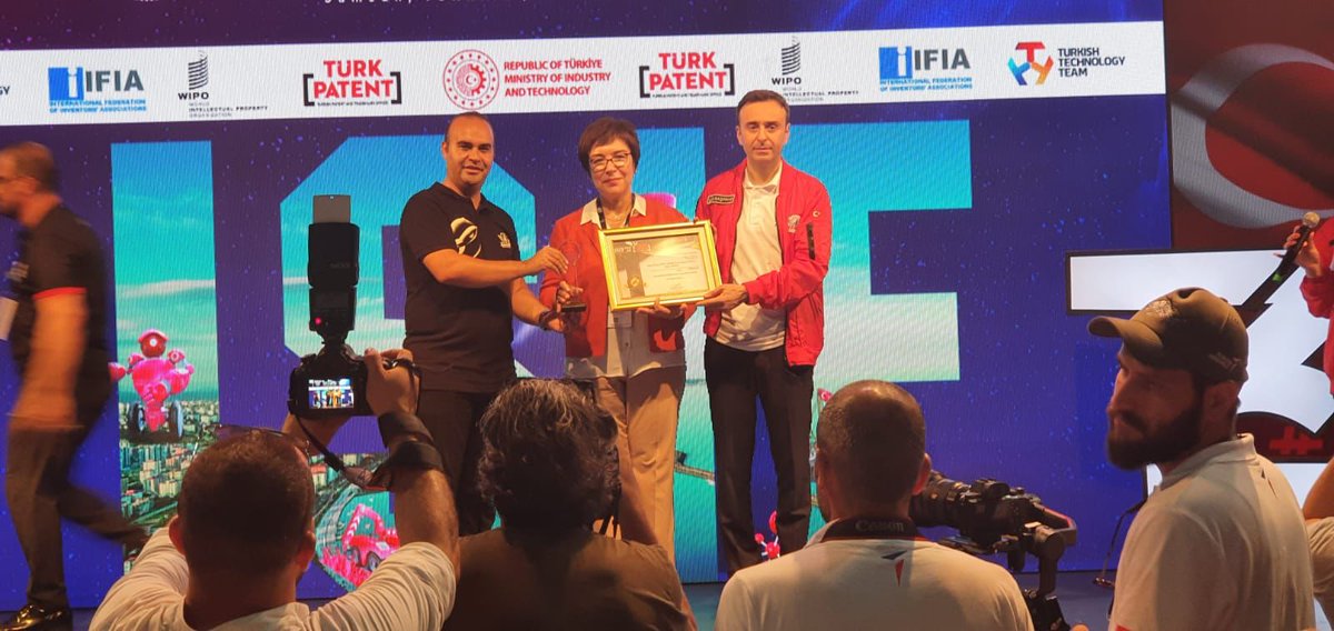 dokuzeylultto's tweet photo. Teknofest Karadeniz ISIF’22 Buluş Fuarı Ödül Töreni’nde @universitemDEU Rektör Yrd. Prof. Dr.Duygu ÖZEL DEMİRALP ve Müh. Fak.Öğretim Üyemiz Prof. Dr. Görkem AKINCI’nın “Bir Sterilizasyon Ekipmanı” isimli buluşu En İyi Akademik Patent Ödülü almaya hak kazanmıştır. #ISIF22 https://t.co/baM9Y0A3Bu