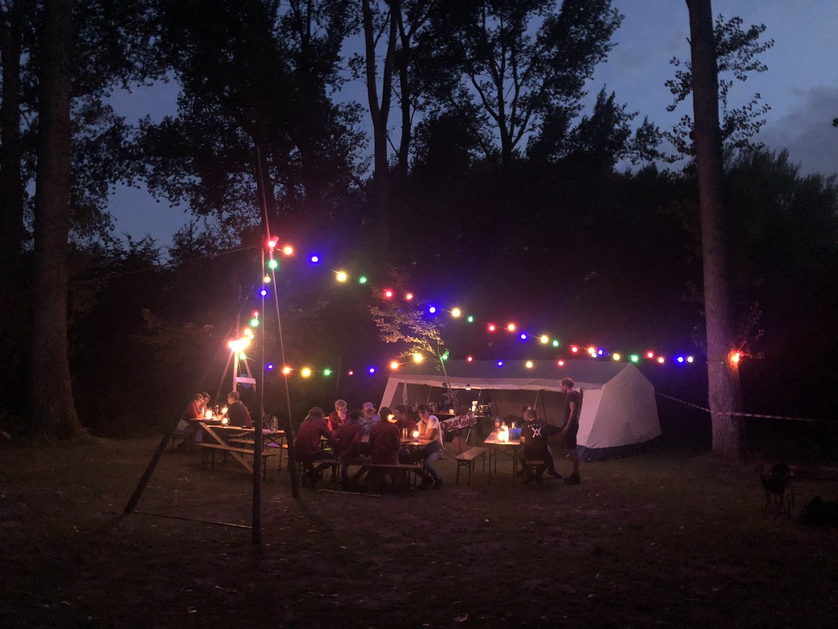 Kamp voor het overvliegen is opgebouwd. Nu een gezellige pub kwis met alle leiding en explorers