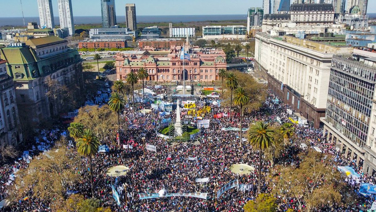 la_campora's tweet photo. El pueblo con Cristina. ❤️

#TodosPorLaDemocracia 🇦🇷 https://t.co/CIr797jAMG