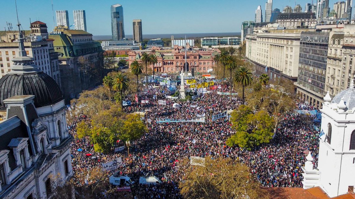 la_campora's tweet photo. El pueblo con Cristina. ❤️

#TodosPorLaDemocracia 🇦🇷 https://t.co/CIr797jAMG