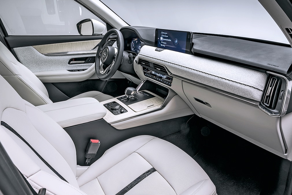 soloautos's tweet image. Ya conocimos la primera aplicación de la nueva #LargePlatform RWD y motor longitudinal de #Mazda que llegará a México en las #CX70 y #CX90 de tres filas y seguramente con mecánicas Plug-in Hybrid. En Europa se emplea en la #CX60 que se conduce de maravilla. Chequen los interiores