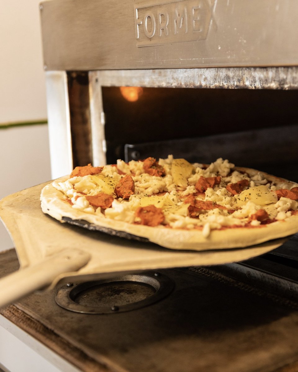 appat_app's tweet photo. 🌜 Un clàssic dels clàssics de Mataró: La pizzeria La Lluna 🌚

🍕 Les seves pizzes de massa fina són una de les més conegudes de la ciutat. En Marc les prepara amb ingredients de proximitat, i us faran gaudir molt i agafar forces per aquest inici de curs 🙌🏻 https://t.co/xKMGigrIZP