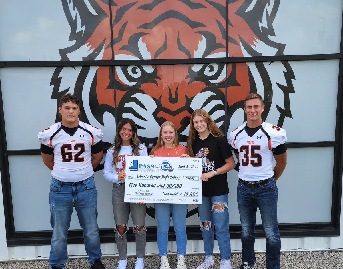 goodwillnow's tweet photo. @LC_Tigers @13abc @_JamesStarks 
Great week! Liberty Center takes the win in Week 3 of Pass It On Challenge. Thank you to both communities, supporters and staff for the support! Good luck in this evenings game.
#positivelylc #goodwillnow #community https://t.co/Vd4fLN5Rkr