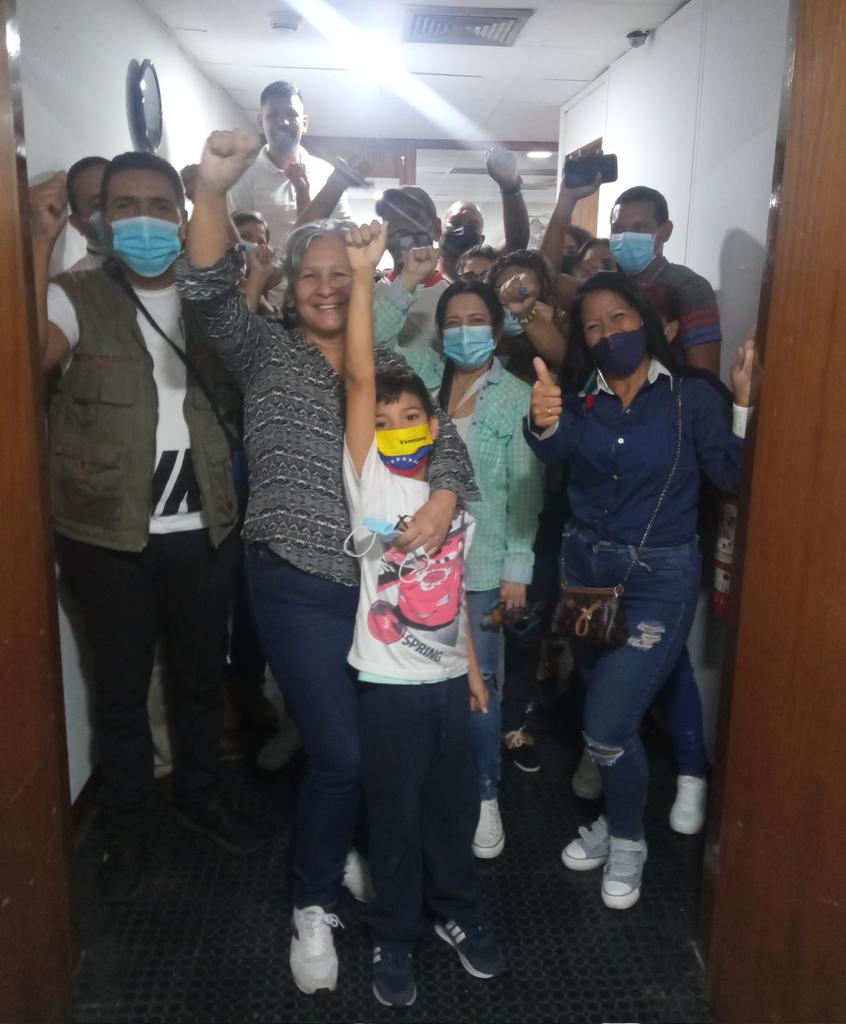 Siguiendo la línea de Gobierno Bolivariano del presidente <a href="/NicolasMaduro/">Nicolás Maduro</a> y orientaciones de nuestra ministra <a href="/_LaAvanzadora/">Yelitze Santaella</a> #3Rnet ¡Renacer, resistir y revolucionar! En la nueva Zona Educativa en la sede del @MPPEDUCACION y en cada Parroquia #EnCaracasSeguimosVenciendo
