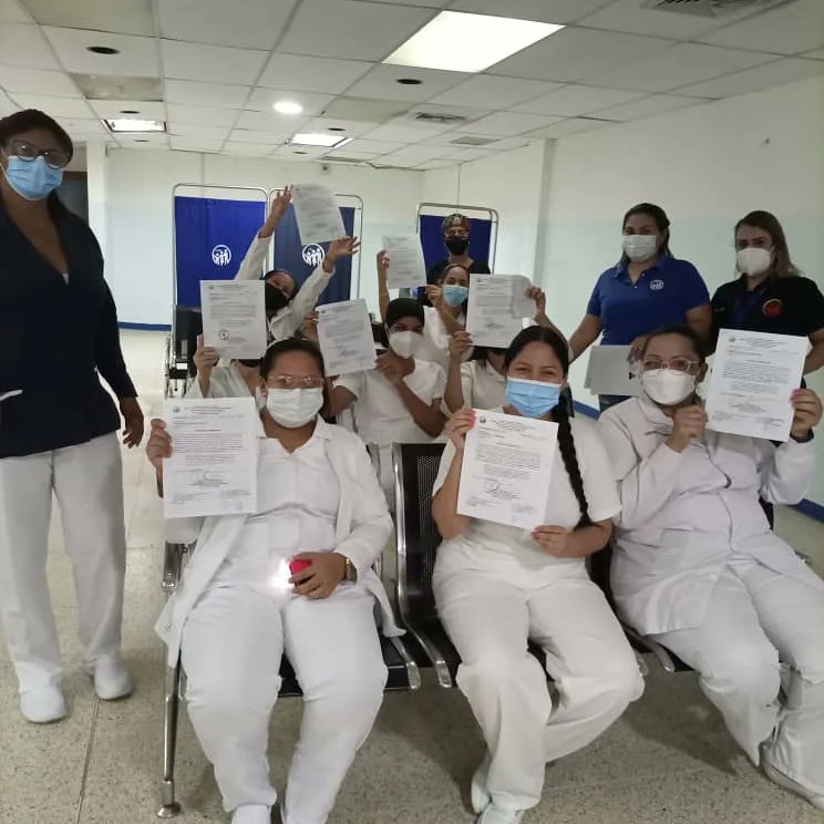 IVSSHOSPMNT's tweet photo. #02deSep |Personal del @IVSSHOSPMNT recibió las providencias administrativas otorgándole los cargos de Enfermera I (7), enfermera II (5), médico adjunto (I), asistente administrativo (2), ayudante de cocina (1), ayudante de servicios generales (1).
 @magalygutierrezvina https://t.co/h4kyXR7g1Y