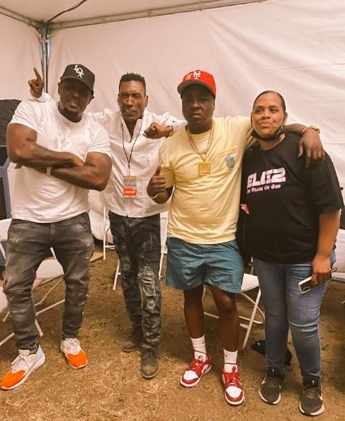 tamekaski's tweet photo. CHILLING WITH THE LOX & THE LEGENDARY SPECIAL K OF THE TREACHEROUS THREE. IT'S ALL LOVE ๐๐๐โค #TAMECAZI #LILSIS #SINCE86 #hiphopextraordinaire #Jadakiss #sheeklouch #Thelox https://t.co/VGNHqTF4t6