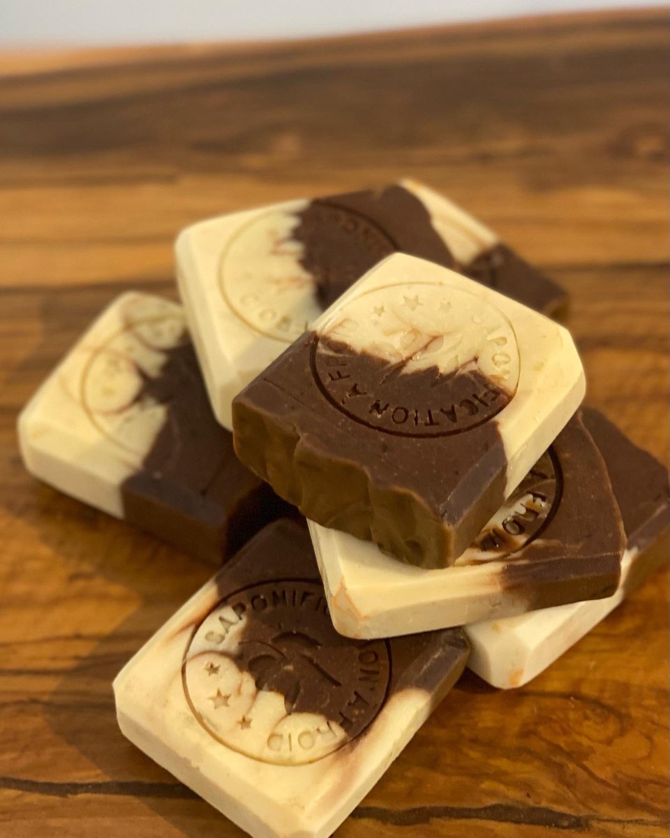 ApiCorsica's tweet photo. API CORSICA 🧼🍯🐝🍫
Dans la gamme Api Beauty - Notre savon au Miel &amp; Cacao 🤎
Saponifié a froid 🥰
La poudre de cacao est utilisée pour sa concentration en antioxydants et en phytostérols, de puissants actifs régénérants.aturel #savonafroid #artisanal #savonartisanal https://t.co/y2xzsBLY1c