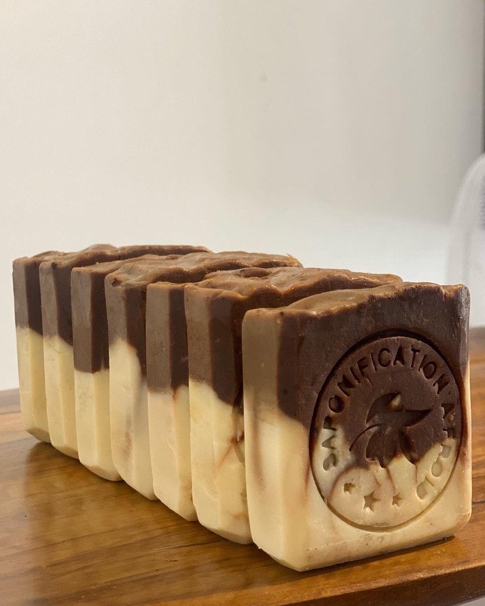 ApiCorsica's tweet photo. API CORSICA 🧼🍯🐝🍫
Dans la gamme Api Beauty - Notre savon au Miel &amp; Cacao 🤎
Saponifié a froid 🥰
La poudre de cacao est utilisée pour sa concentration en antioxydants et en phytostérols, de puissants actifs régénérants.aturel #savonafroid #artisanal #savonartisanal https://t.co/y2xzsBLY1c