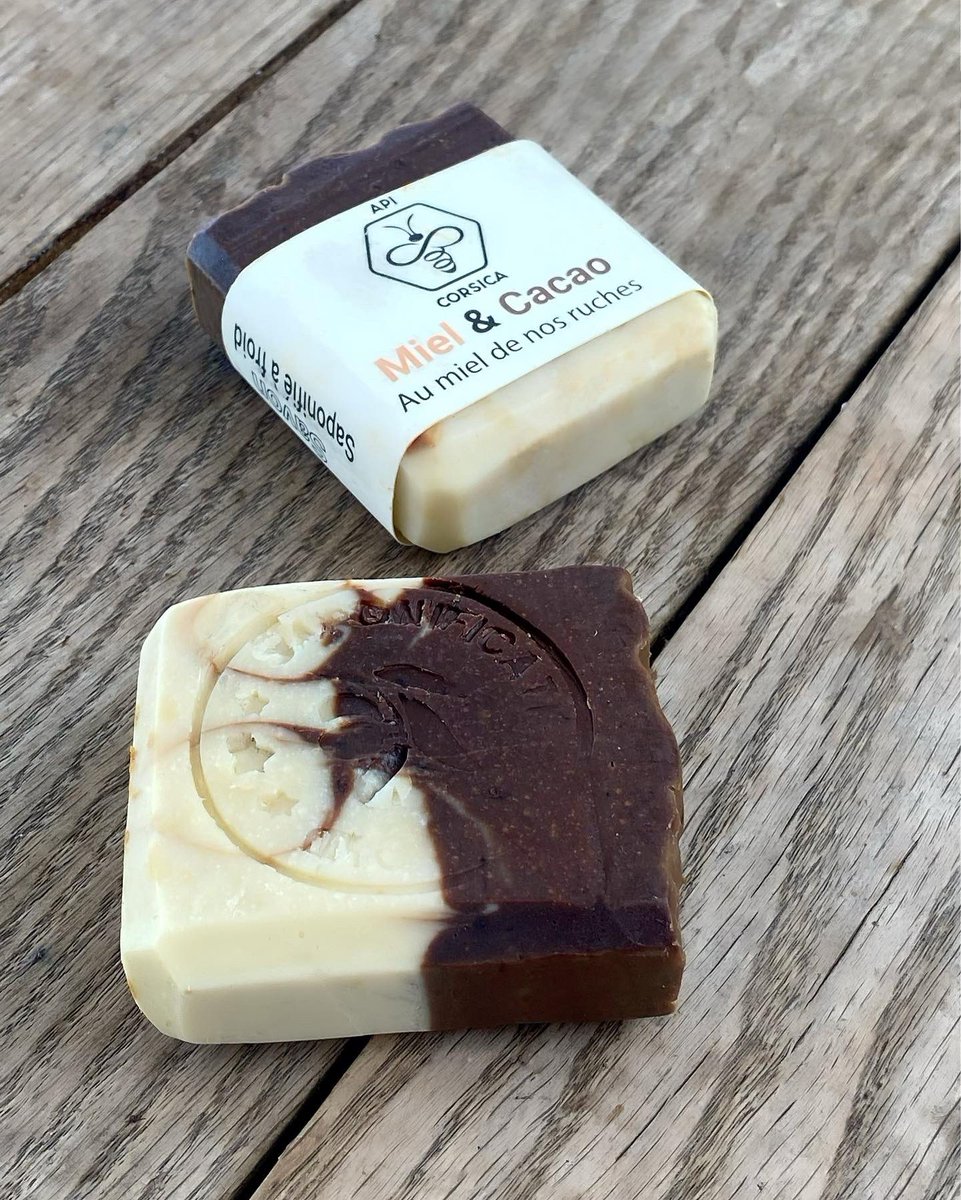 ApiCorsica's tweet photo. API CORSICA 🧼🍯🐝🍫
Dans la gamme Api Beauty - Notre savon au Miel &amp; Cacao 🤎
Saponifié a froid 🥰
La poudre de cacao est utilisée pour sa concentration en antioxydants et en phytostérols, de puissants actifs régénérants.aturel #savonafroid #artisanal #savonartisanal https://t.co/y2xzsBLY1c