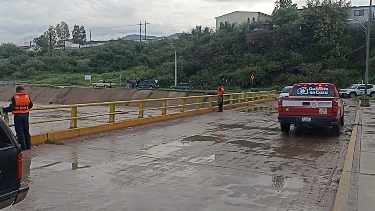 RadioramaChih's tweet photo. Operativo en Rio Sacramento tras caer hombre a la fuerte corriente del agua. https://t.co/nD3QeRjaHs