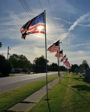 joanna_crypto's tweet photo. In preparation for #MemorialDayHoliday, #MemorialDay community members join our corps to set up #flags in honor of #sacrifices of service members in our area https://t.co/pKmyO9Z98H