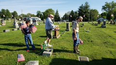 joanna_crypto's tweet photo. In preparation for #MemorialDayHoliday, #MemorialDay community members join our corps to set up #flags in honor of #sacrifices of service members in our area https://t.co/pKmyO9Z98H