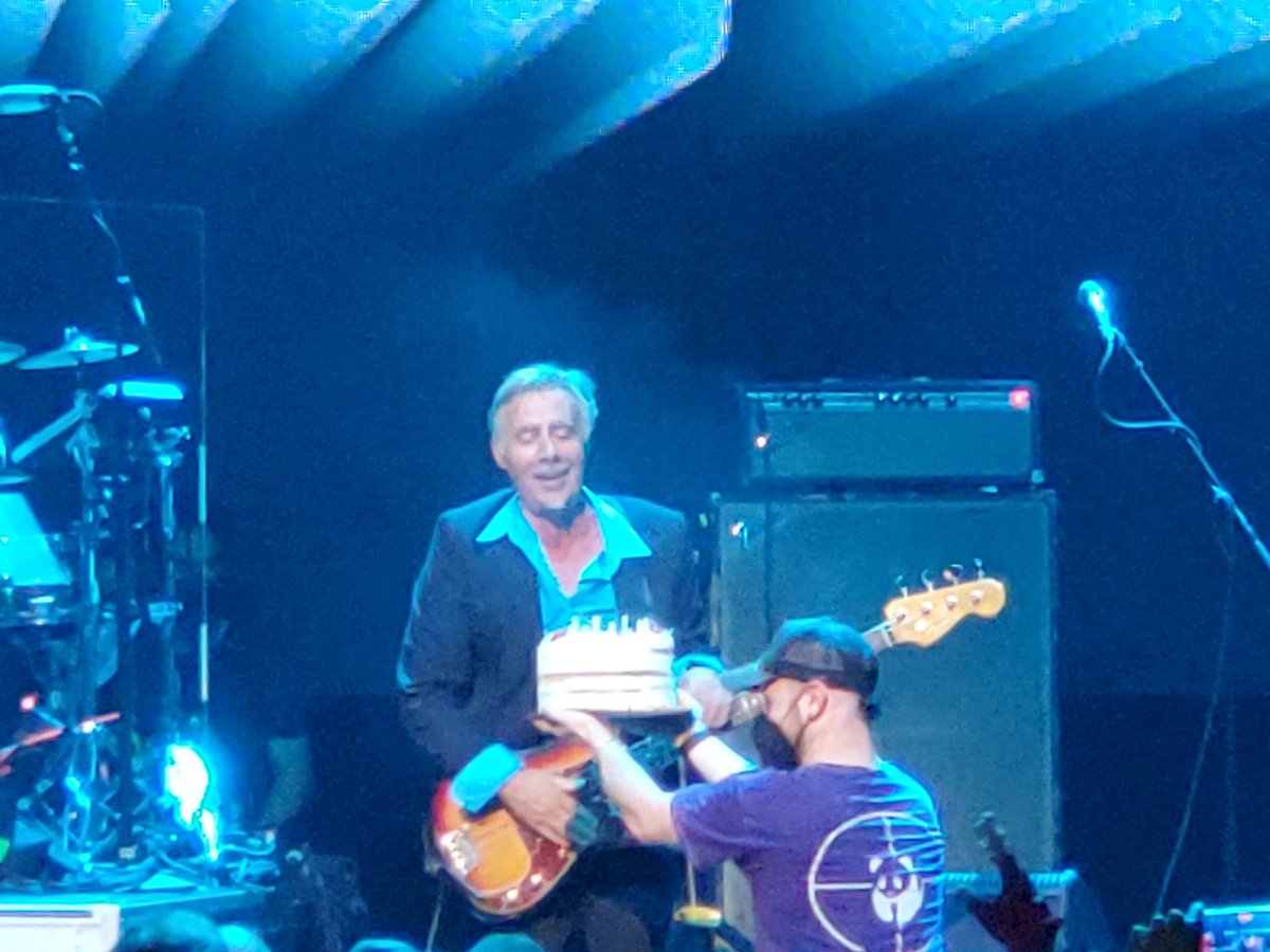 LadyMattress's tweet photo. Happy birthday Glen! #blondie #againstalloddstour https://t.co/V0VIsAq5Bc
