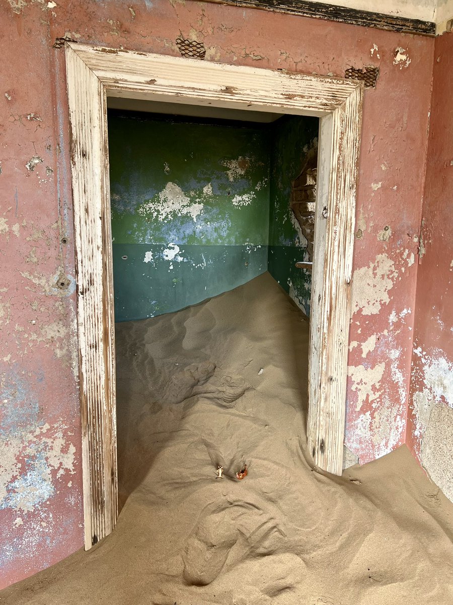 alvaudan's tweet photo. #Timon_And_Pumbaa à la recherche des diamants… tout le monde était parti 🤔, mince alors. #Kolmanskop #Ville_fantôme #BackToTheRoots https://t.co/Qhgirf3RF3