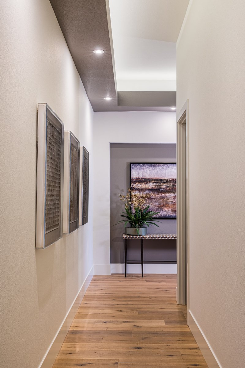 EverettHomesNW's tweet photo. Let your hallway do the talking.

#EverettCustomHomes https://t.co/FfgiEX07Ou