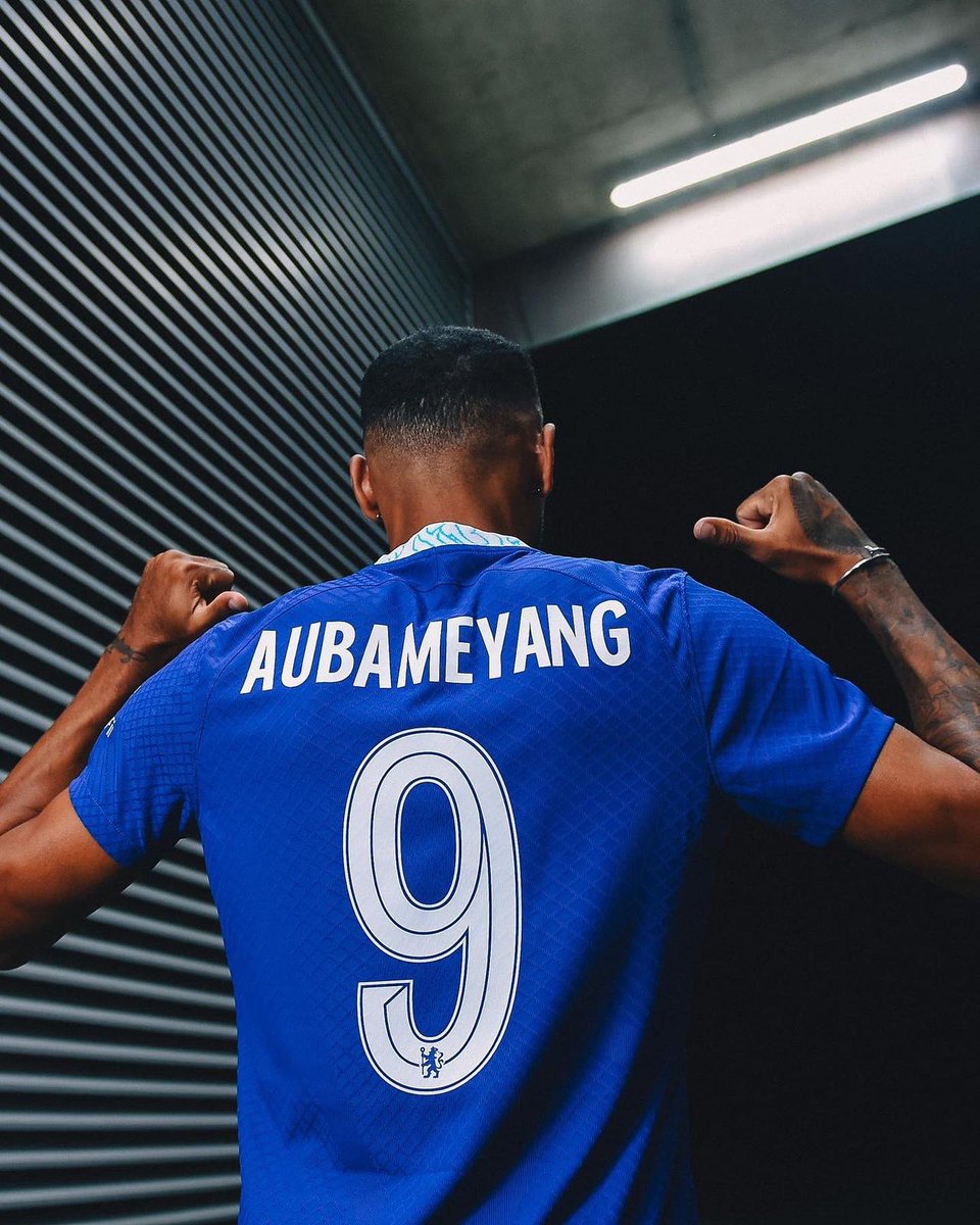 WillyAuba's tweet photo. A selfie and the #9 we ready for the new challenge they ain’t ready for the madness @Auba #Aubameyang #Chelsea #london #fofty https://t.co/fOwlsJ20V9