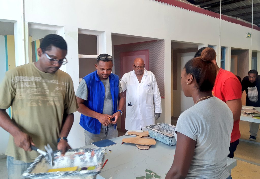 La rentrée des élèves a débuté ce matin au #lpga avec les 2ndes Bac Pro et les 1ères années de CAP. 
Cet après-midi, les 3e PM ont été accueillis tandis que les enseignants renforçaient leur cohésion par la création (mosaïques, relooking de meubles...)