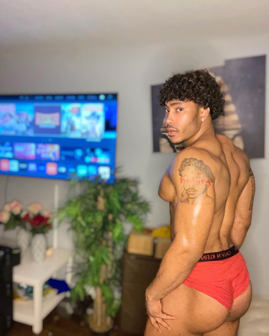 Giving Insta 1 last try🙄👇🏽here&rsquo;s my Insta https://t.co/ATQBYFQCSK https://t.co/Lqkw4iMgtL