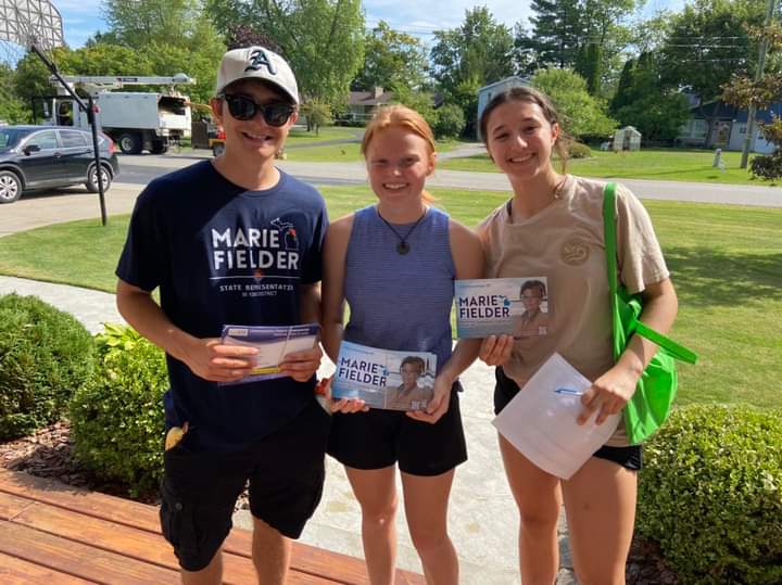 Its amazing to see our young generation getting involved in encouraging people to get out and exercise their civic duty & VOTE. These are our amazing future leaders!
#democrats 
#northeastmichigan 
#fielderformi106