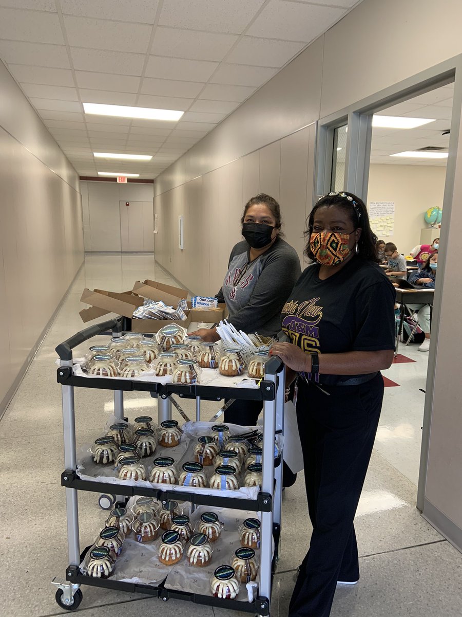 BrendaBSanchez1's tweet photo. Thank you @whiteconstance1 for our Friday treat! We have survived the 1st 3 weeks of school 🍎 @Hill_AISD @AldineISD #HillHawks #bestprincipalever @Garciamari2001 https://t.co/lwvWAAPv9w