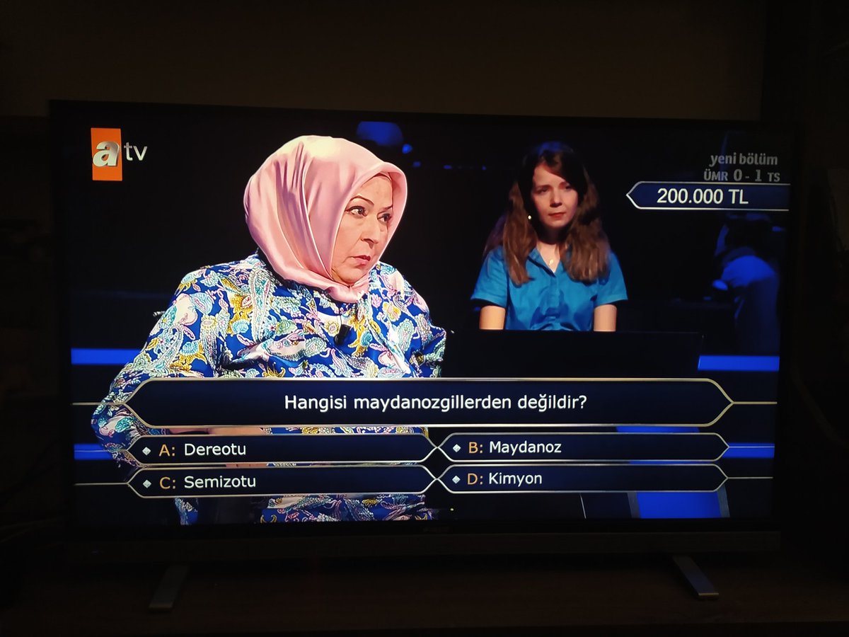 lightoyegami's tweet photo. Kim milyoner olmak isterde 200 m luk soru teyze Allah im yardim etti rizkimi ver (Teyze rızkını milyonerden çıkarıyor)  Allah im diye diye kolay sorularla buraya geldi böyle 200 m luk soru mu olur teyze git hadi sinirleri bozdun aksam aksam #kimilyonerolmakister mi gerçekten?! https://t.co/a5DgLvwarZ
