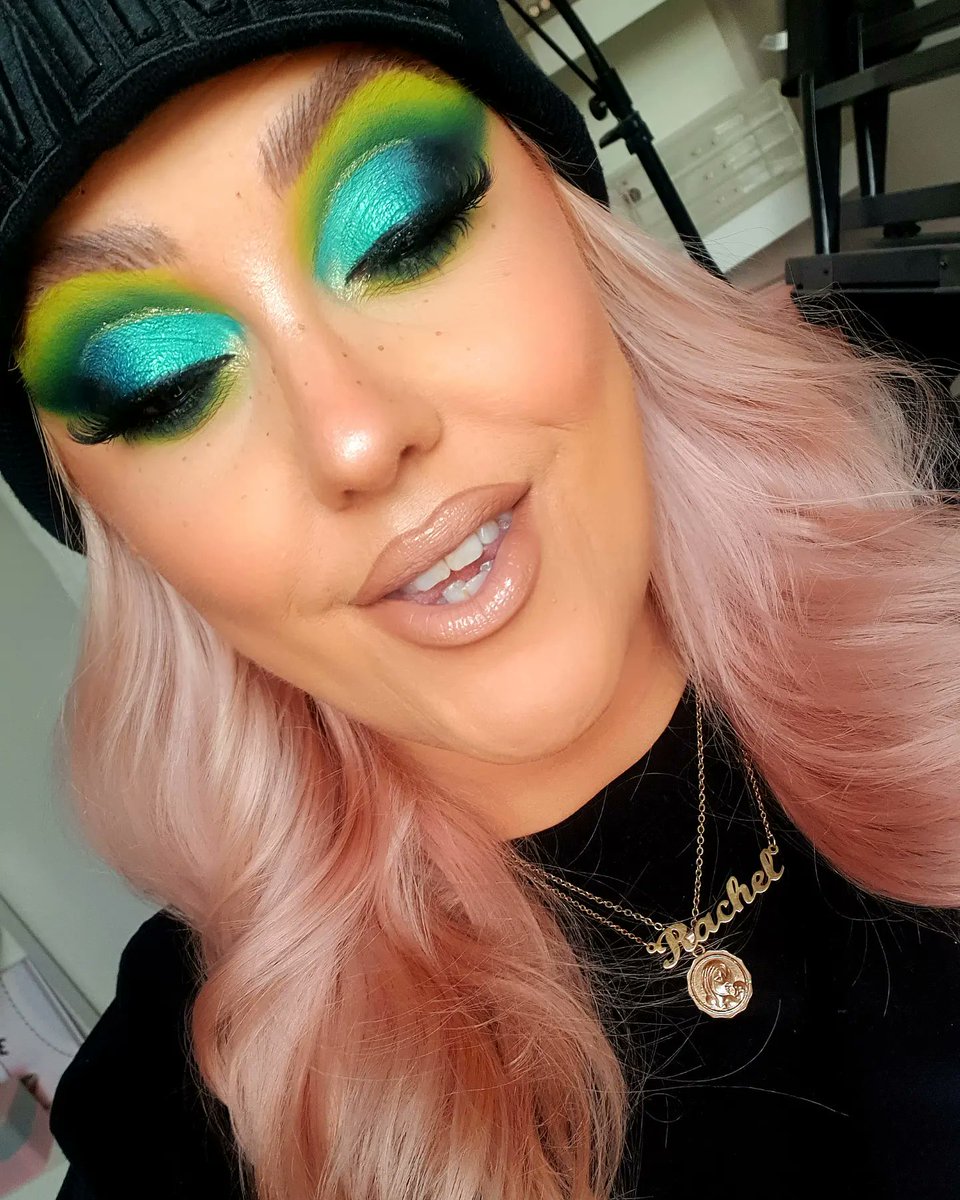 Kitch_Beauty's tweet photo. Me basically throwing all the greens in the @bperfectcosm X Makeup by Alinna Reign Palette at my eyeballs 🤷♀️
Please DM for all enquiries 🤘
#makeup #makeupartist #makeupbyme #beautyblogger #mua #manchester #beautyblog #ukmua #makeupartistmanchester #manchestermua https://t.co/FLmgwzJQrG