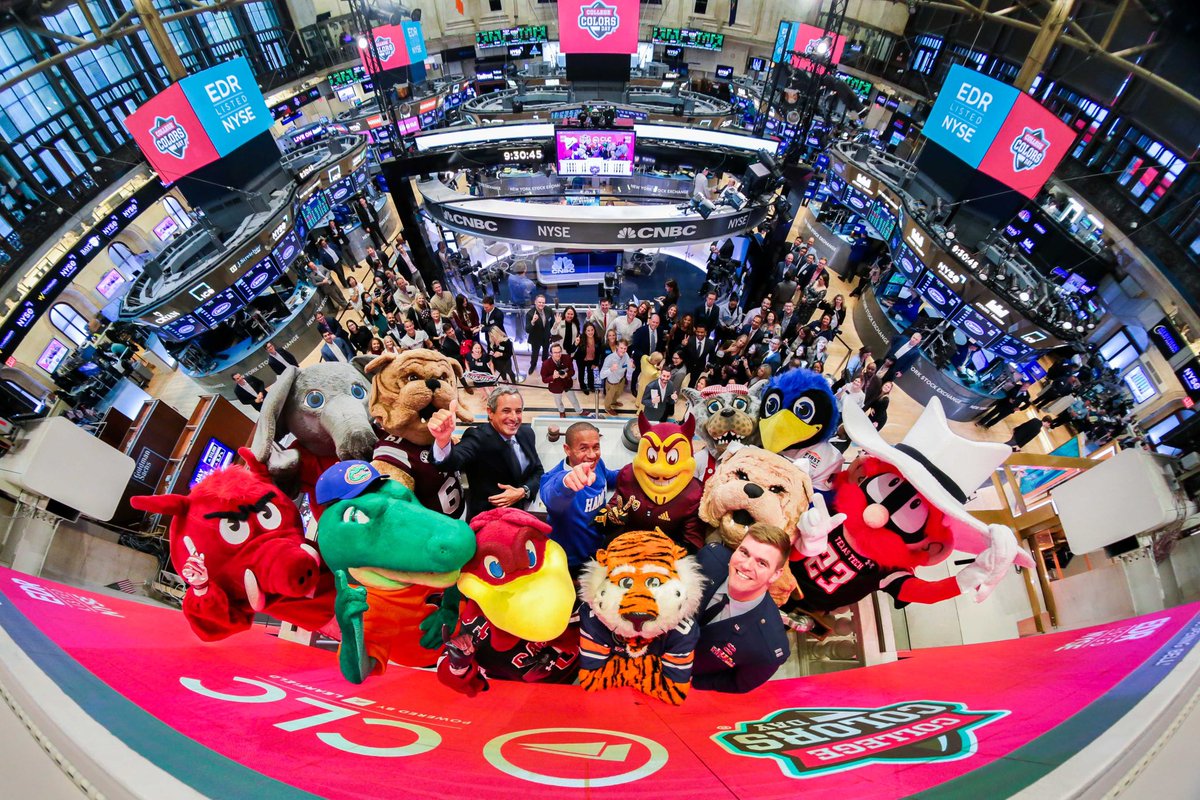 TexasTech's tweet photo. Look who opened the @NYSE this morning 👀

#CollegeColorsDay https://t.co/inyQQmnsHY