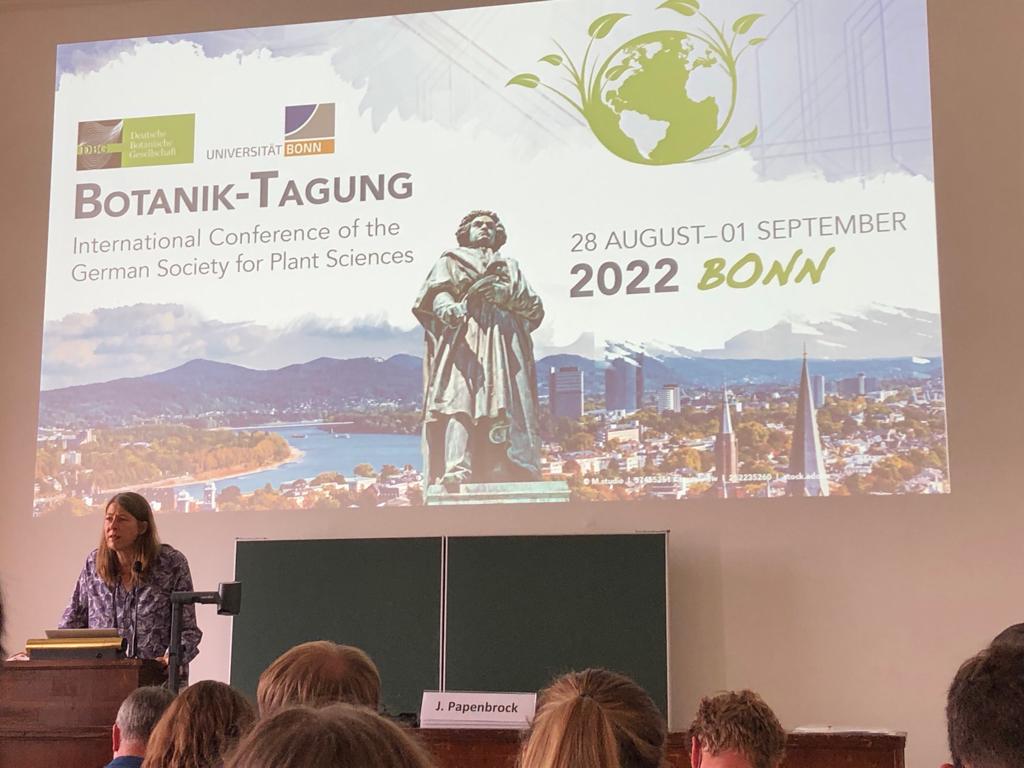 AppliedBot_DBG's tweet image. The session of the Section @AppliBotany_DBG on the Botanikertagung in Bonn 2022 was entitled “Applied Botany for Sustainability”. The talks attracted many scientists, the lecture hall was overcrowded, what a success! The audience challenged the speakers with  numerous questions.