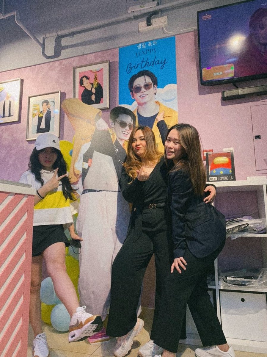 jernerkerr's tweet photo. 📍Dul set cafe

yung army din mga kawork ko hahahaha saya💜 https://t.co/CdoIz5OdnW