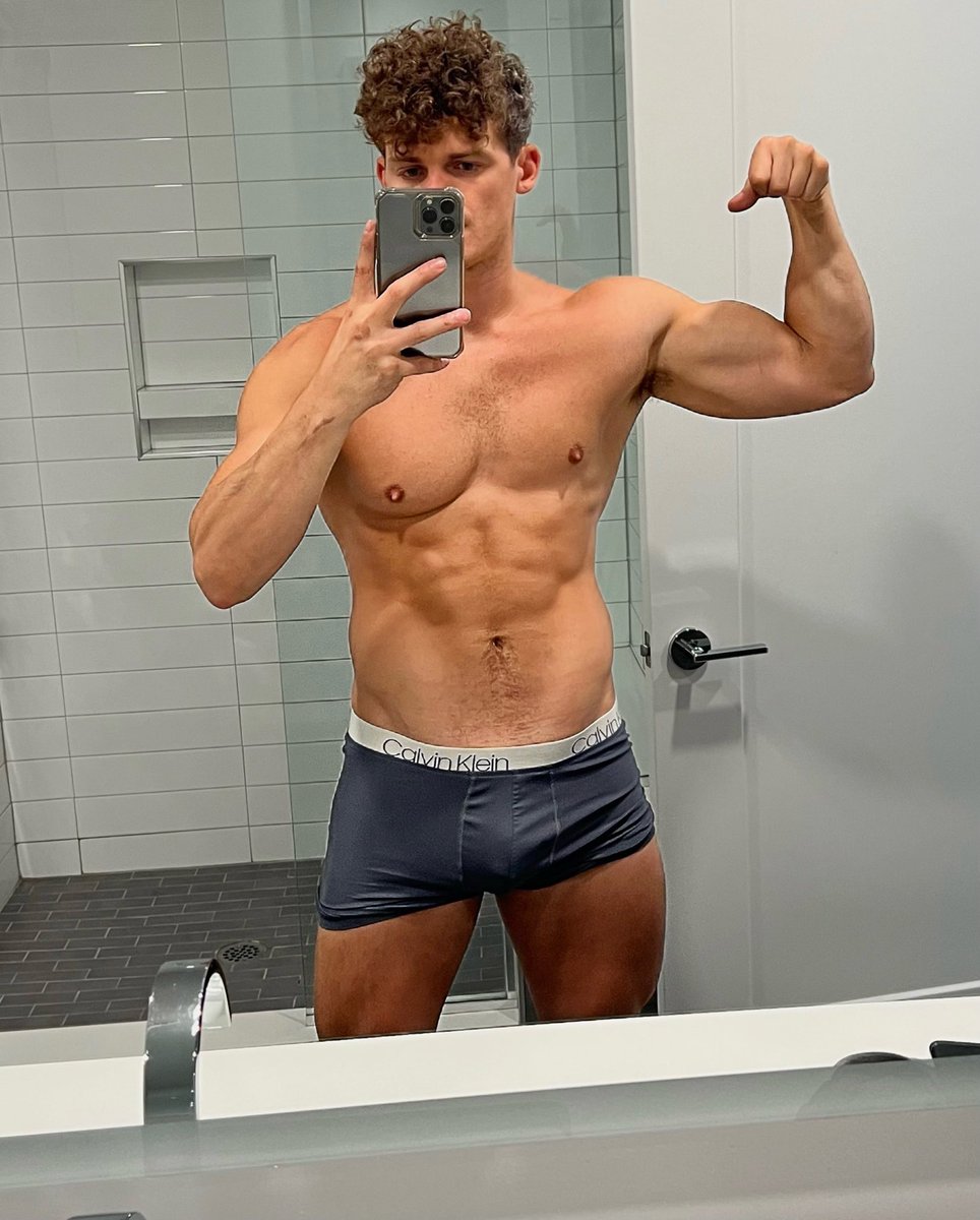 boredguybro's tweet photo. Let’s hit the gym? https://t.co/nAHEre3bju