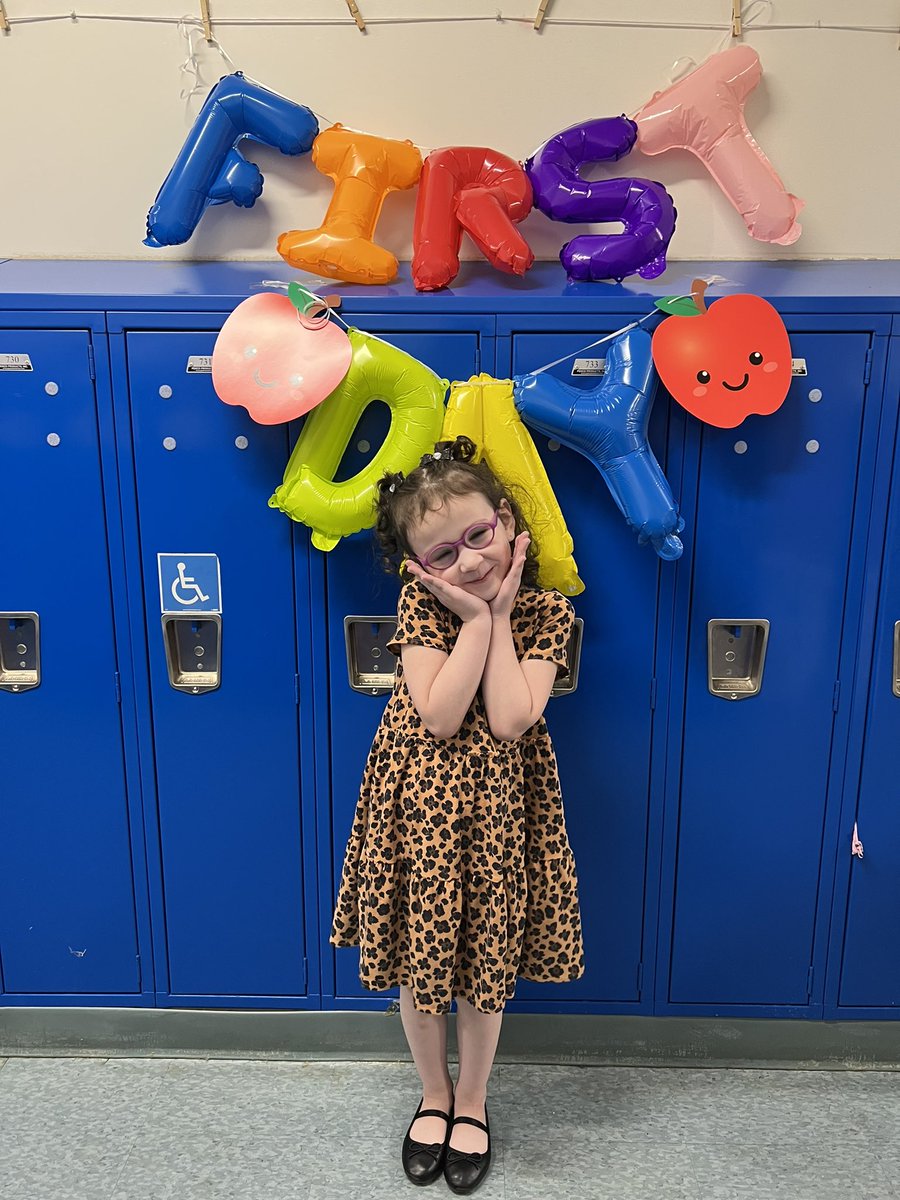 MsLeAACPS's tweet photo. @gbparkaacps first days of kindergarten were amazing!! 💚🤍 https://t.co/rehBOrHNpF