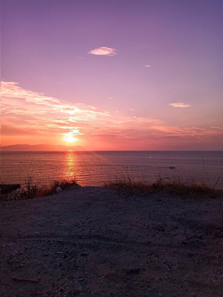 gungelir's tweet photo. Akşam,herşeyin mümkün olduğu yerin tam kıyısı..... #sunsets #gunbatimi #SiirSokakta https://t.co/mljEZ6didH