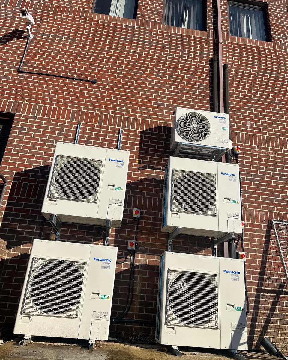 ArcticSwindon's tweet photo. Project completed..
School science block and library inefficient AC systems replaced with new Energy efficient Panasonic NX cassettes.
Utilising low GWP refrigerant R32 these systems provide both heating and cooling.
Systems also boast the patented NanoeX for a cleaner air. https://t.co/cTaWpSVrf8