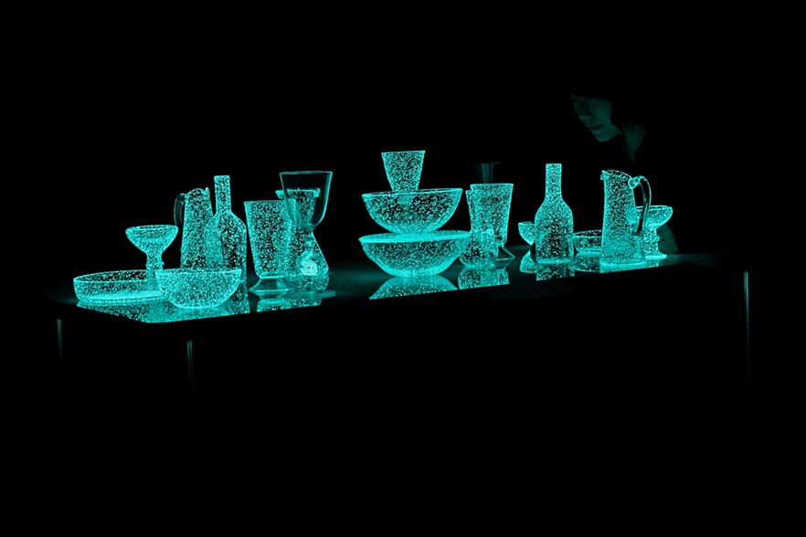 aDisenoMX's tweet photo. La artista japonesa Rui Sasaki utiliza materiales transparentes como el vidrio, su objetivo es descubrir la sutil intimidad entre los entornos y el cuerpo.
#design #diseño #light #lightinspo #glass #contemporaryart #glow #japaneseglass https://t.co/I5LwDz6nlp