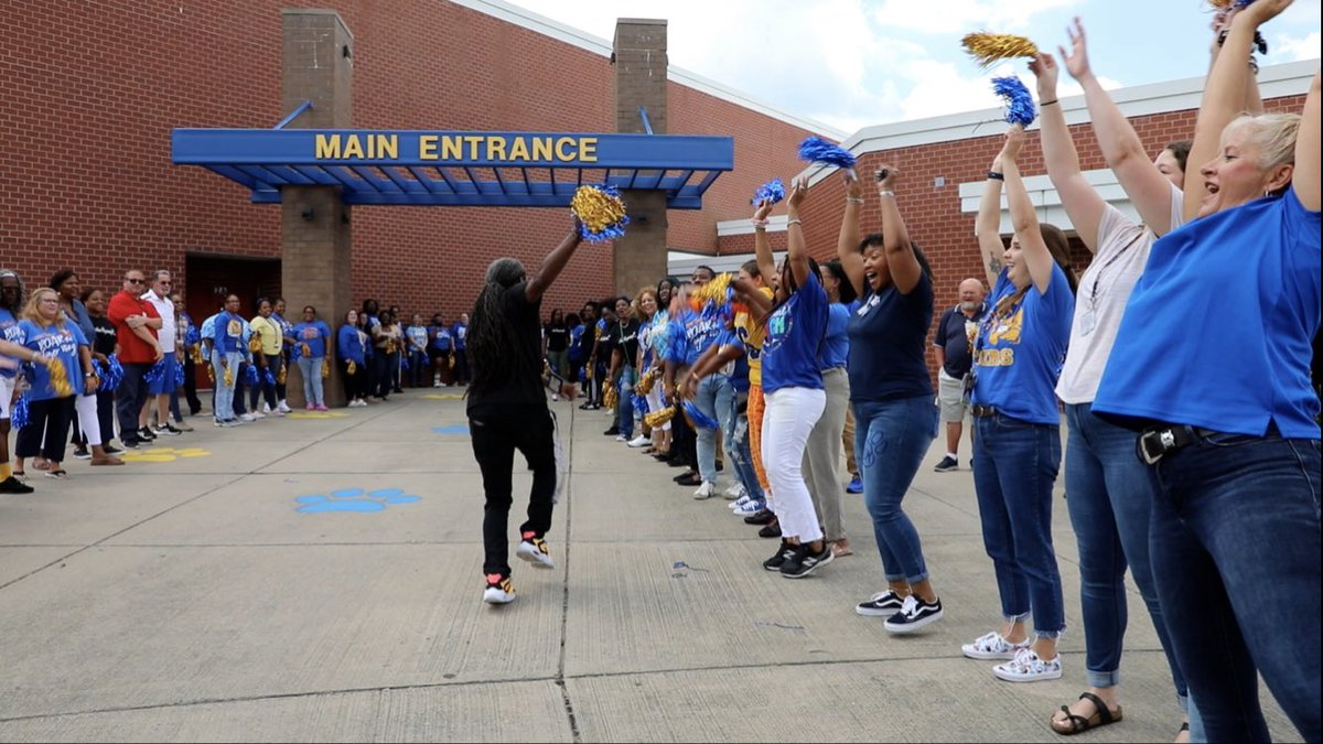 drjcotton's tweet photo. So honored to join the ⁦@OscarSmithMS⁩ staff to celebrate the amazing ⁦@amazon⁩ donation of over 1100 backpacks FULL of school supplies for each student! ⁦@cpschoolsva⁩ ⁦@EmpowerCPS⁩ https://t.co/FiBuCLi7Mr