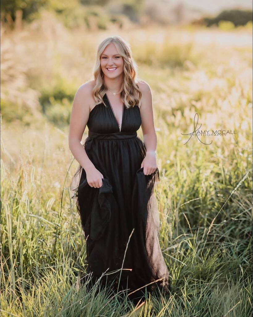 Welcome to the weekend. ❤️ 

Hair and makeup by <a href="/erin/">Erin Caton</a>.elizabeth.artistry 

#amymccallphotography #amymccallseniors #lewistonseniorphotographer #moscowseniorphotographer #pomeroyphotographer instagr.am/p/CiBB218Jcyo/
