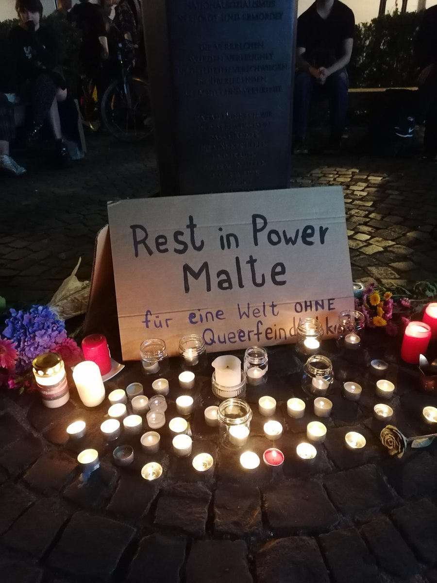 Rest in Power Malte. Für eine Welt ohne Queerfeindlichkeit!

Mit unseren Gedanken und unserem Mitgefühl sind wir bei Maltes Freund*innen und bei seiner Familie. Und bei allen Queers, für die homo-, trans- und queerfeindliche Gewalt - die der Grund für Maltes Tod ist - Alltag ist.