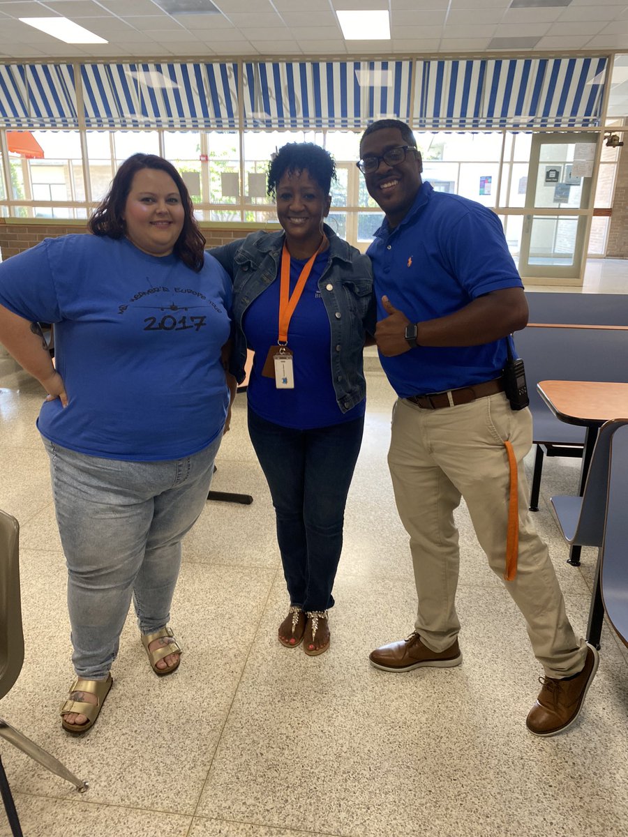 ReidRossCougars's tweet photo. Cougar Nation turned it blue to celebrate the academic accomplishments of our middle and high school students today! π#exceededgrowth #CougarPride #CCSontheRise @CCSSuptConnelly https://t.co/WRZS0xcFei